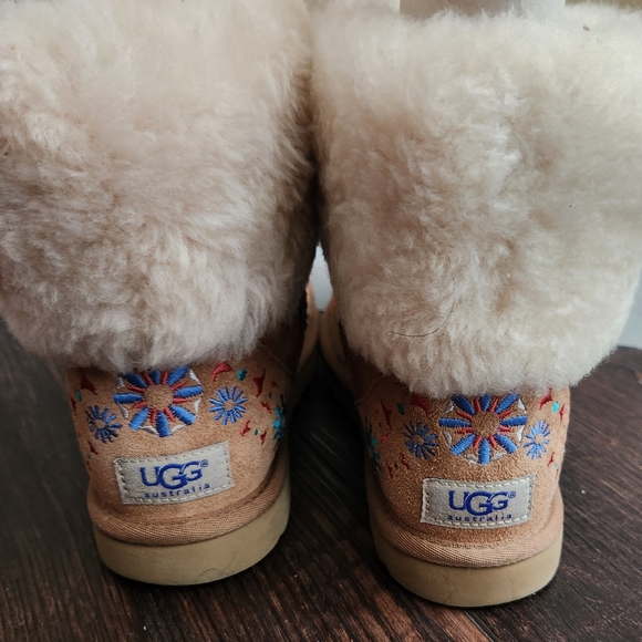 Ugg Embroidered Mini Boots with Fur Size 6 - Picture 3 of 8